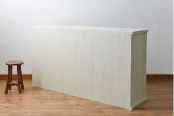 アンティーク家具　アンティークペイント 銀モールガラス入りの大きな収納棚(サイドボード、リビングボード)