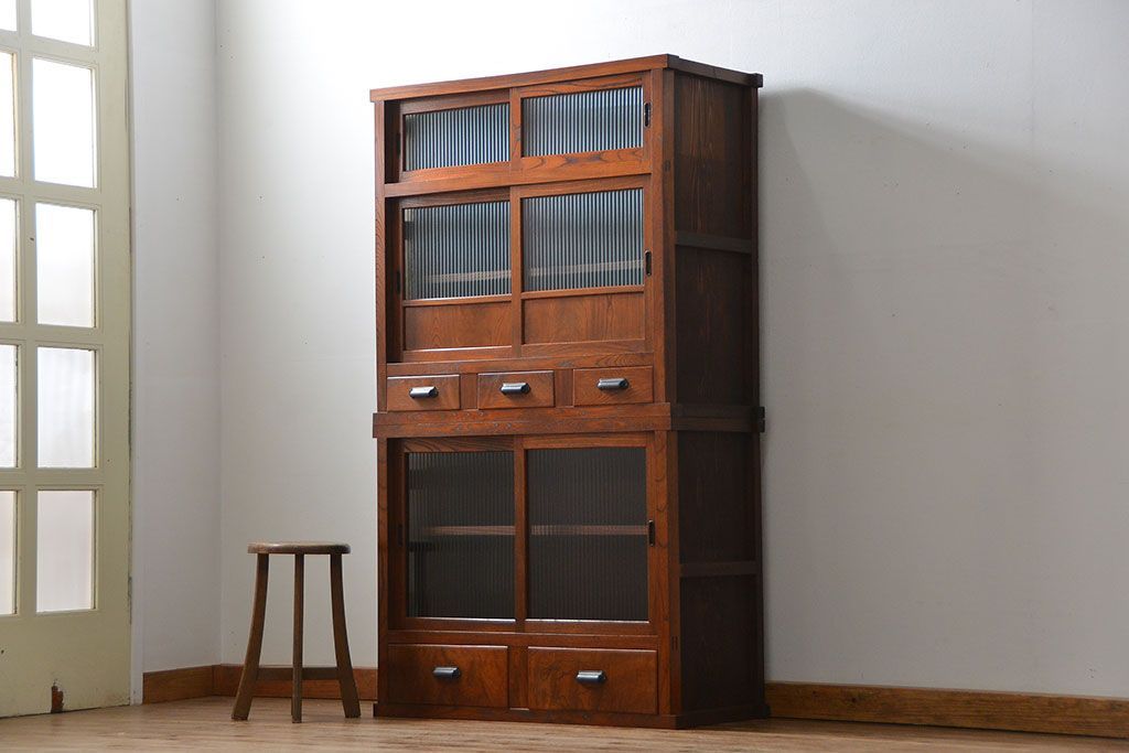 アンティーク家具　アンティーク 前面欅材のモールガラス収納棚(食器棚)