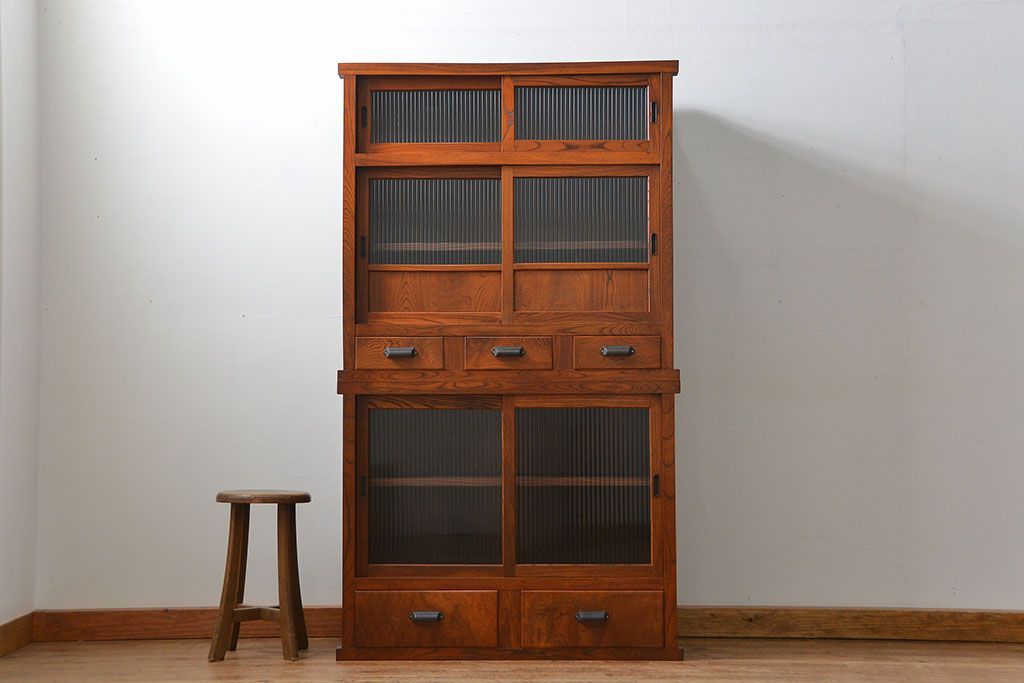 アンティーク家具　アンティーク 前面欅材のモールガラス収納棚(食器棚)