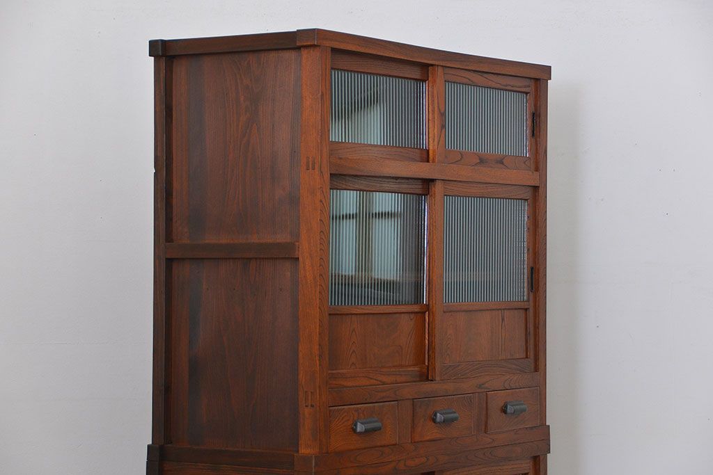 アンティーク家具　アンティーク 前面欅材のモールガラス収納棚(食器棚)