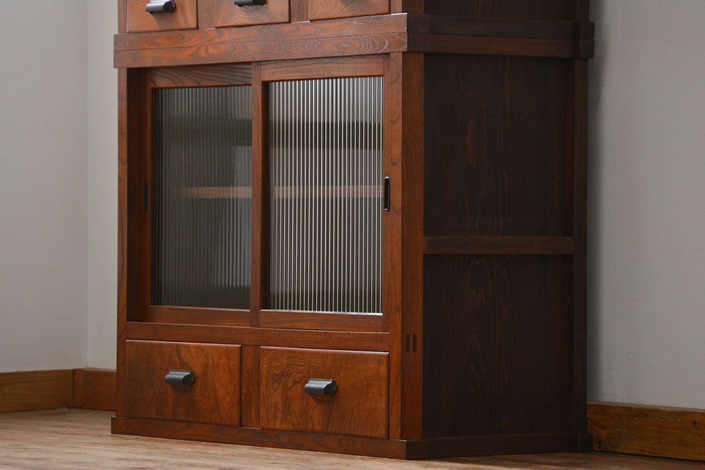 アンティーク家具　アンティーク 前面欅材のモールガラス収納棚(食器棚)