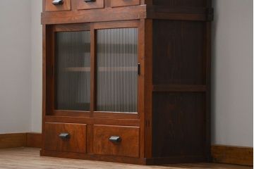 アンティーク家具　アンティーク 前面欅材のモールガラス収納棚(食器棚)