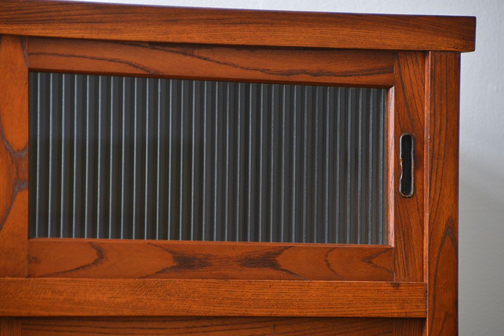 アンティーク家具　アンティーク 前面欅材のモールガラス収納棚(食器棚)