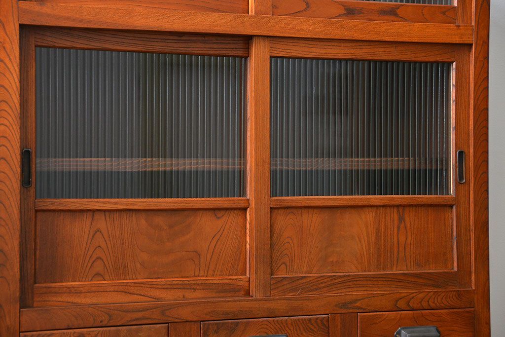 アンティーク家具　アンティーク 前面欅材のモールガラス収納棚(食器棚)