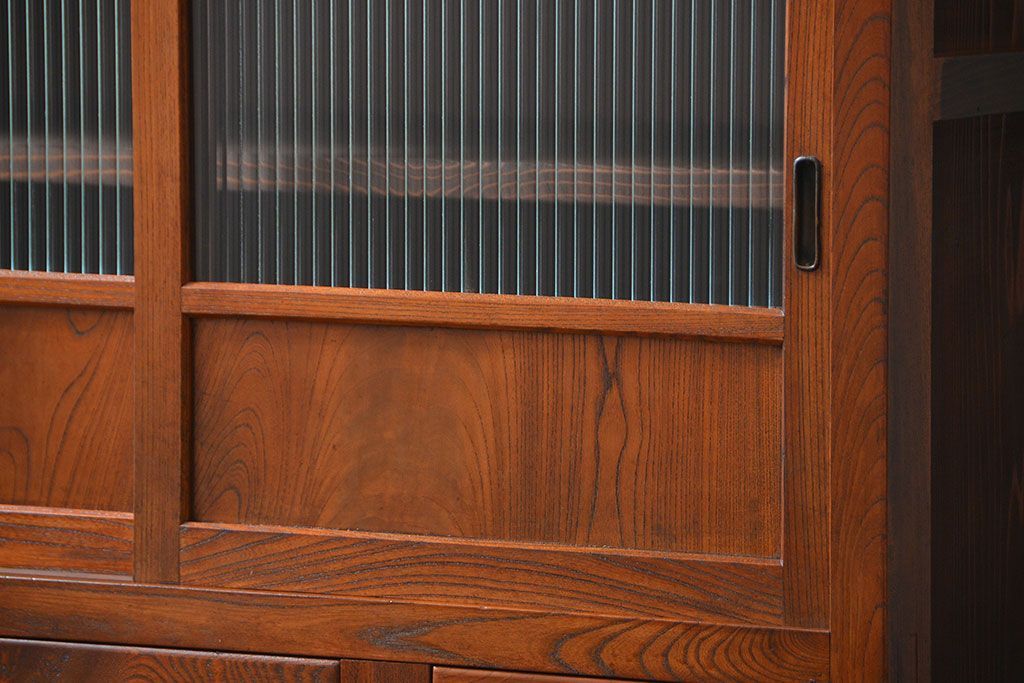 アンティーク家具　アンティーク 前面欅材のモールガラス収納棚(食器棚)