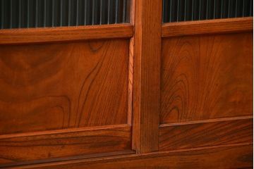 アンティーク家具　アンティーク 前面欅材のモールガラス収納棚(食器棚)