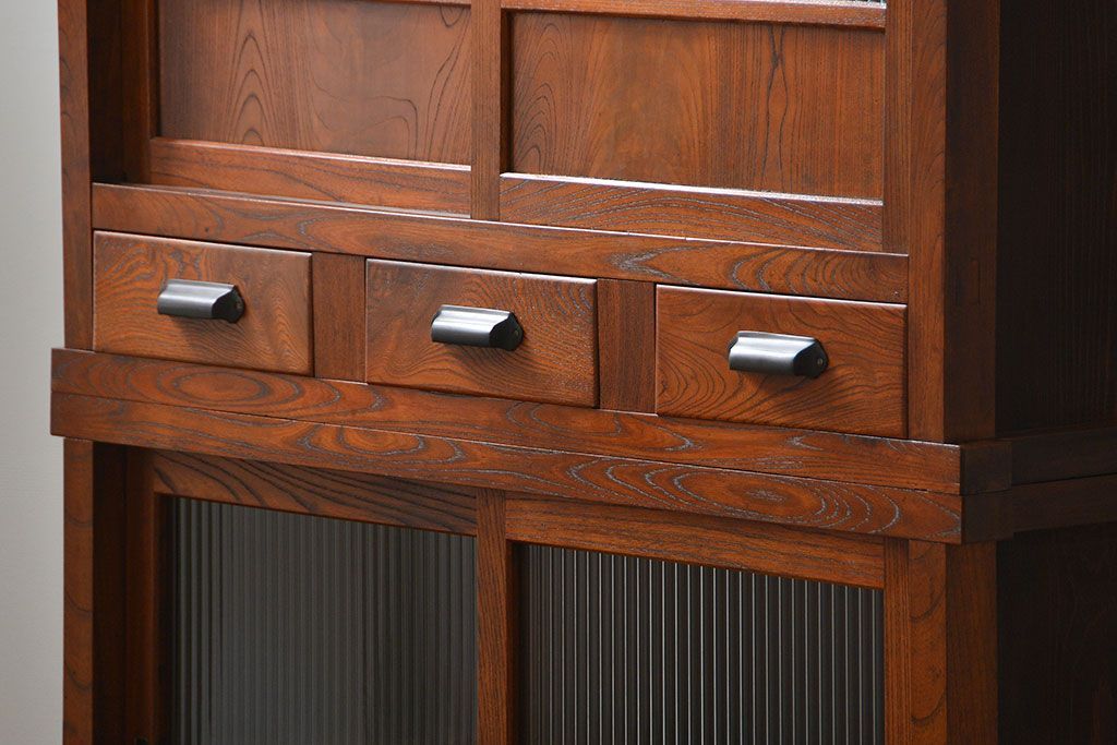 アンティーク家具　アンティーク 前面欅材のモールガラス収納棚(食器棚)