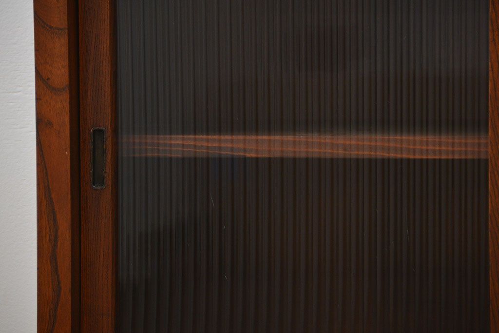 アンティーク家具　アンティーク 前面欅材のモールガラス収納棚(食器棚)