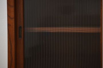 アンティーク家具　アンティーク 前面欅材のモールガラス収納棚(食器棚)