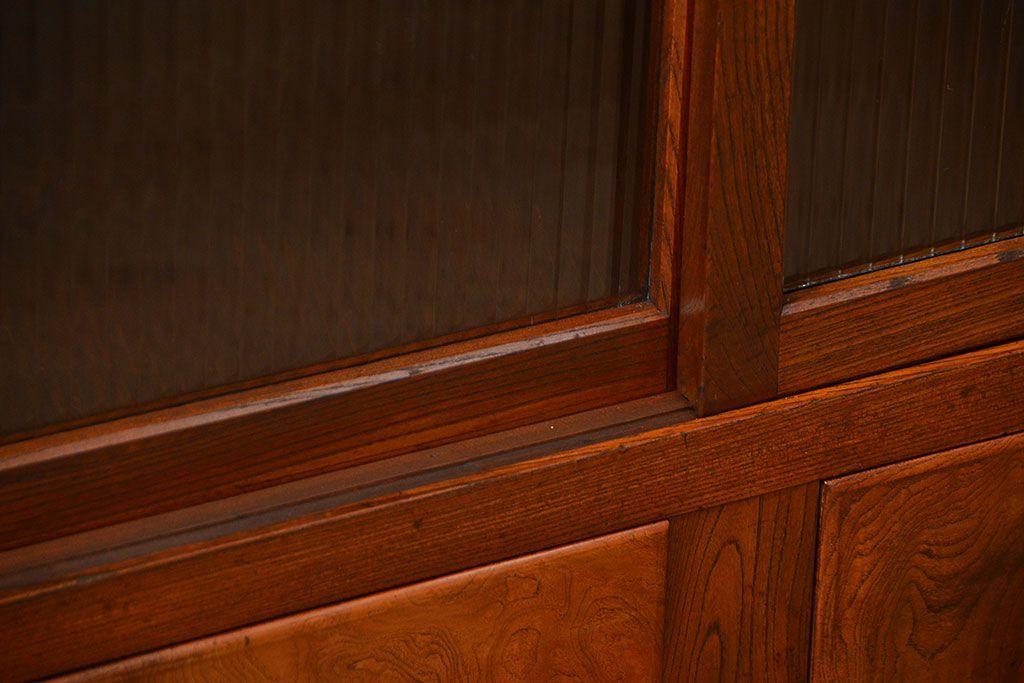 アンティーク家具　アンティーク 前面欅材のモールガラス収納棚(食器棚)