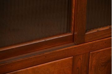 アンティーク家具　アンティーク 前面欅材のモールガラス収納棚(食器棚)