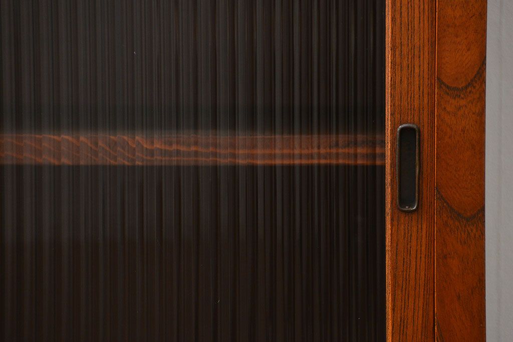 アンティーク家具　アンティーク 前面欅材のモールガラス収納棚(食器棚)