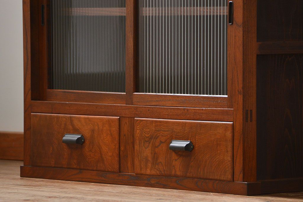 アンティーク家具　アンティーク 前面欅材のモールガラス収納棚(食器棚)