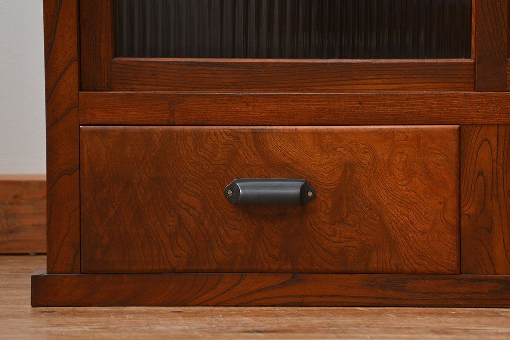 アンティーク家具　アンティーク 前面欅材のモールガラス収納棚(食器棚)