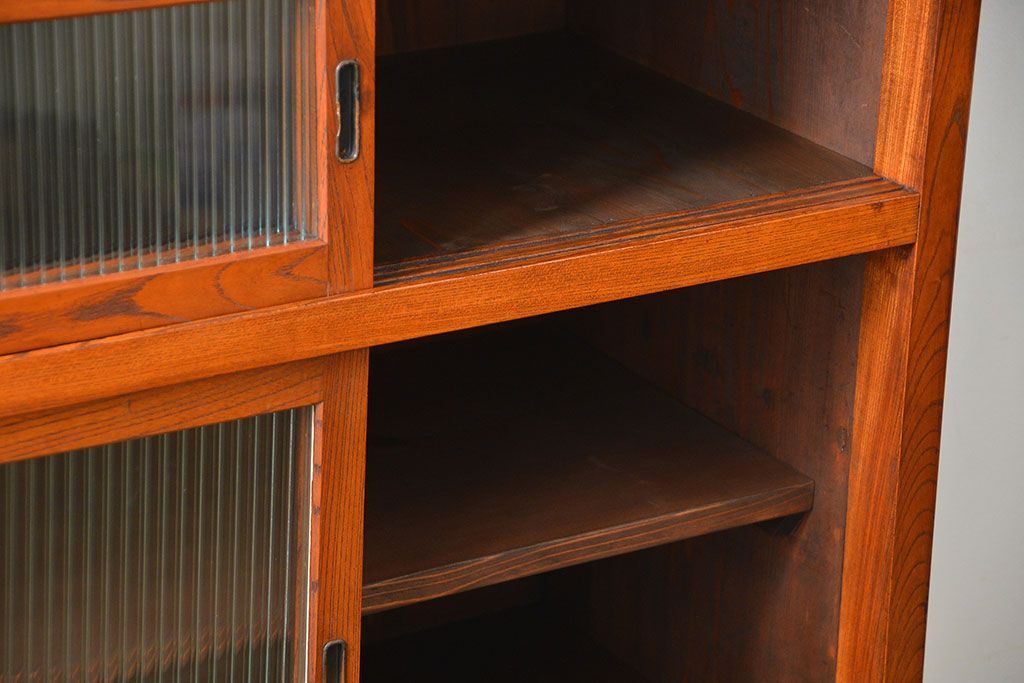 アンティーク家具　アンティーク 前面欅材のモールガラス収納棚(食器棚)