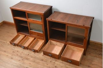 アンティーク家具　アンティーク 前面欅材のモールガラス収納棚(食器棚)