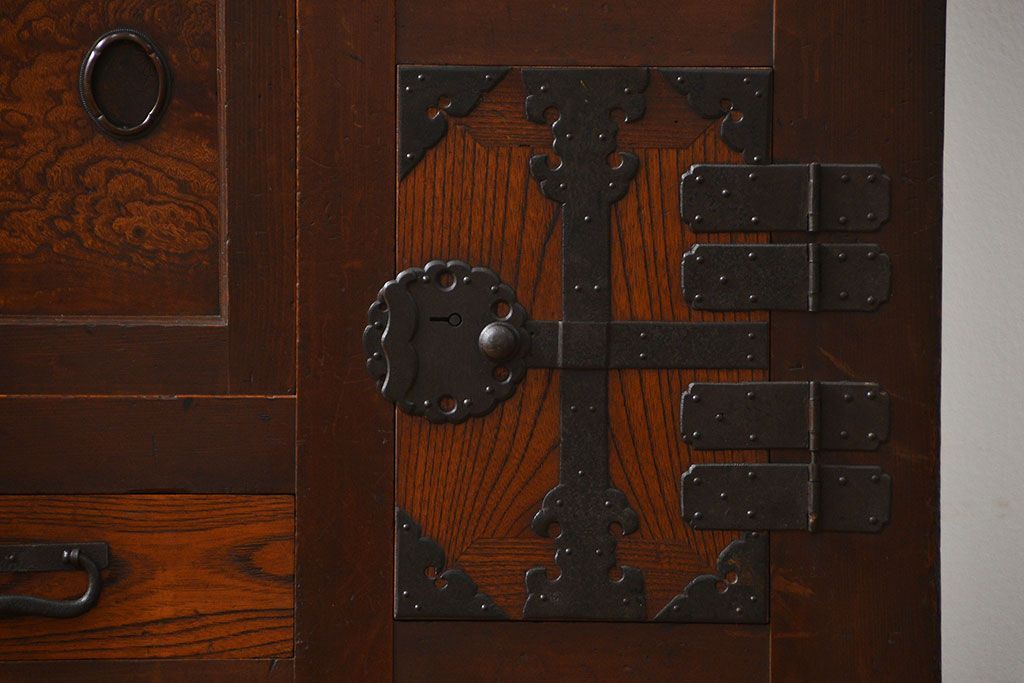 アンティーク家具　古民具・骨董 重厚な六尺収納箪笥サイドボード(帳場箪笥、水屋箪笥)