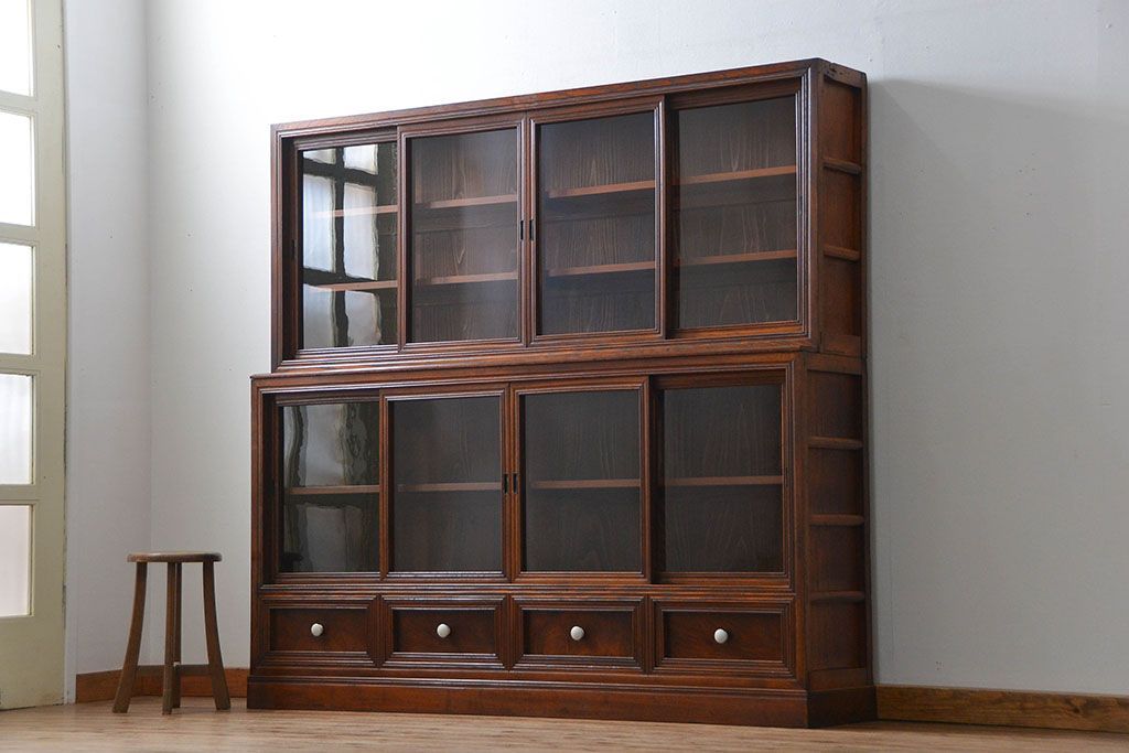 アンティーク家具　アンティーク 前面欅材 4枚引き戸の上質な収納棚(ガラスケース、飾り棚)