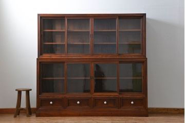 アンティーク家具　アンティーク 前面欅材 4枚引き戸の上質な収納棚(ガラスケース、飾り棚)