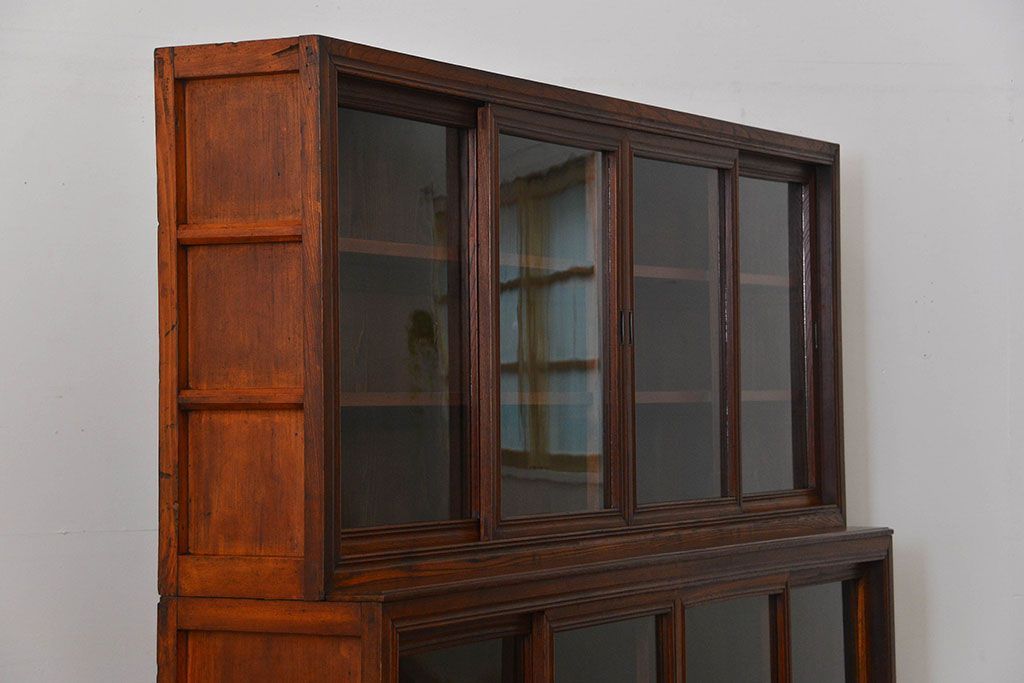 アンティーク家具　アンティーク 前面欅材 4枚引き戸の上質な収納棚(ガラスケース、飾り棚)