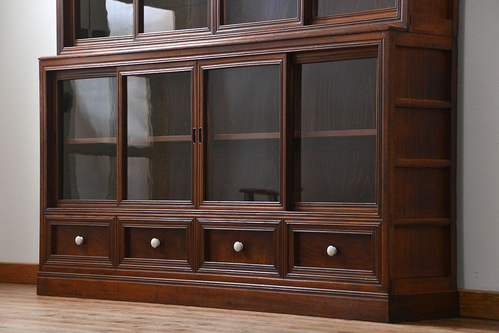 アンティーク家具　アンティーク 前面欅材 4枚引き戸の上質な収納棚(ガラスケース、飾り棚)