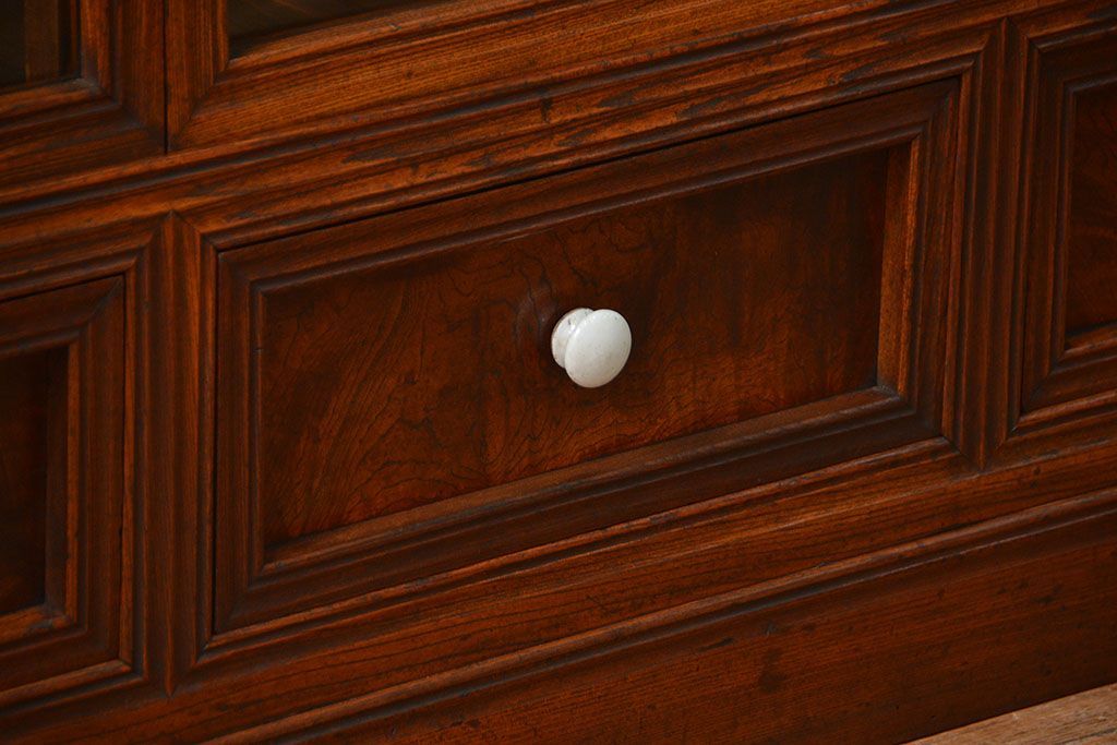 アンティーク家具　アンティーク 前面欅材 4枚引き戸の上質な収納棚(ガラスケース、飾り棚)