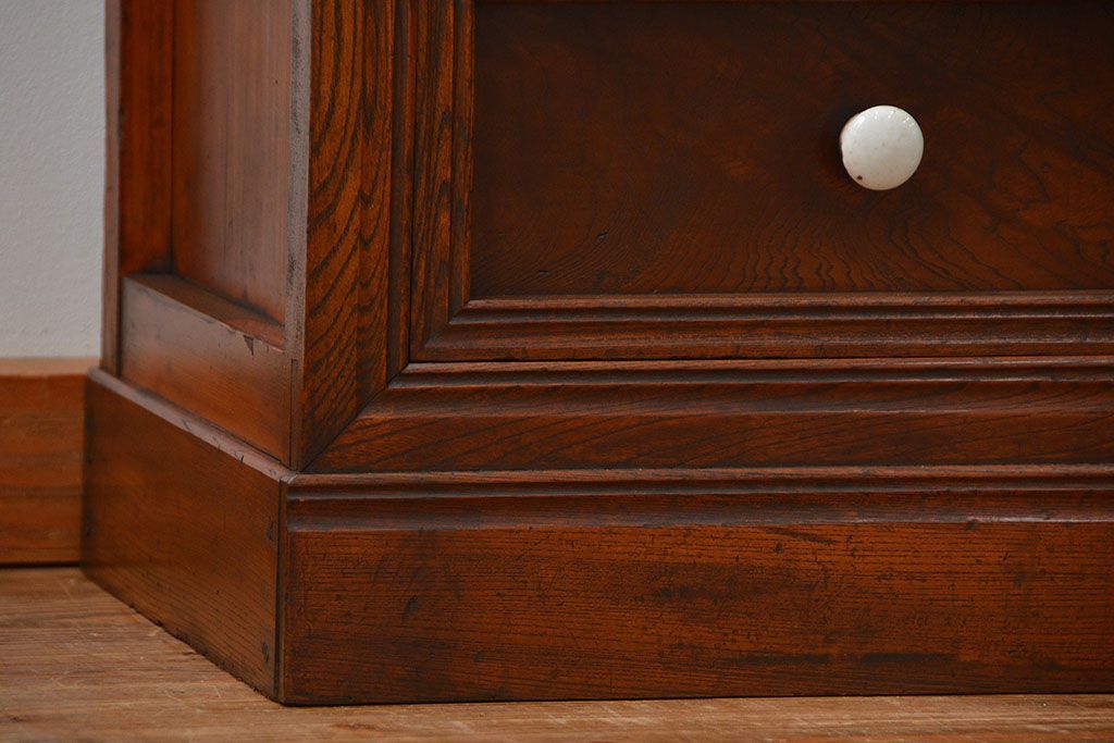 アンティーク家具　アンティーク 前面欅材 4枚引き戸の上質な収納棚(ガラスケース、飾り棚)