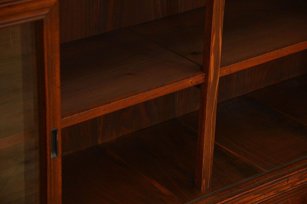 アンティーク家具　アンティーク 前面欅材 4枚引き戸の上質な収納棚(ガラスケース、飾り棚)