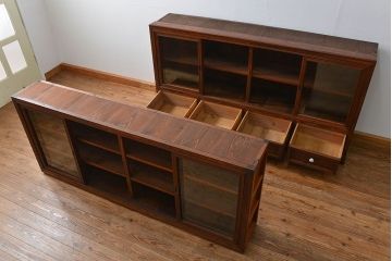 アンティーク家具　アンティーク 前面欅材 4枚引き戸の上質な収納棚(ガラスケース、飾り棚)