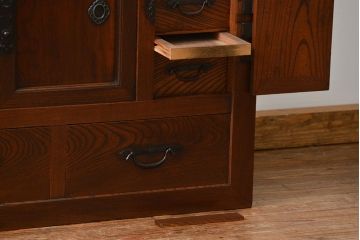 アンティーク家具　アンティーク 前面欅材の上質な時代箪笥サイドボード(帳場箪笥、水屋箪笥、収納箪笥)