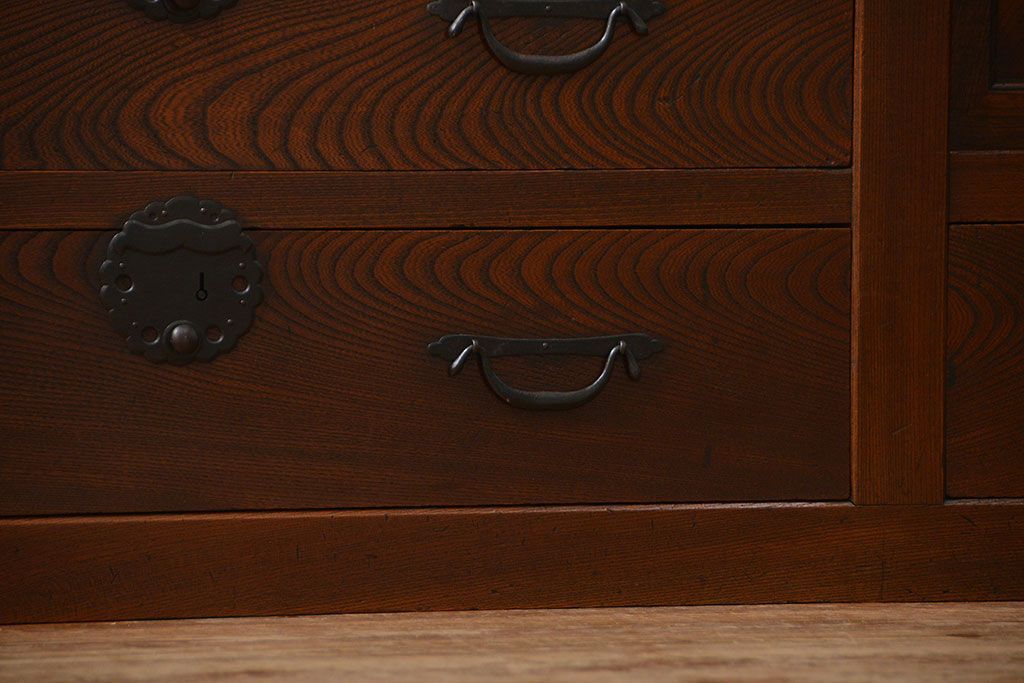 アンティーク家具　アンティーク 前面欅材の上質な時代箪笥サイドボード(帳場箪笥、水屋箪笥、収納箪笥)