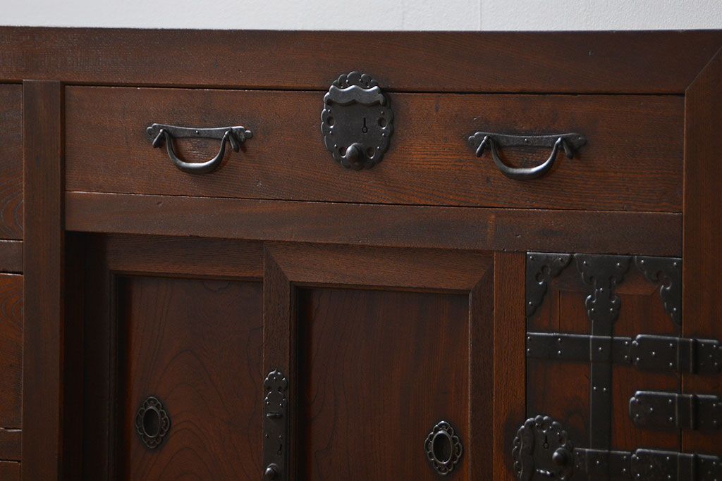 アンティーク家具　アンティーク 前面欅材の上質な時代箪笥サイドボード(帳場箪笥、水屋箪笥、収納箪笥)