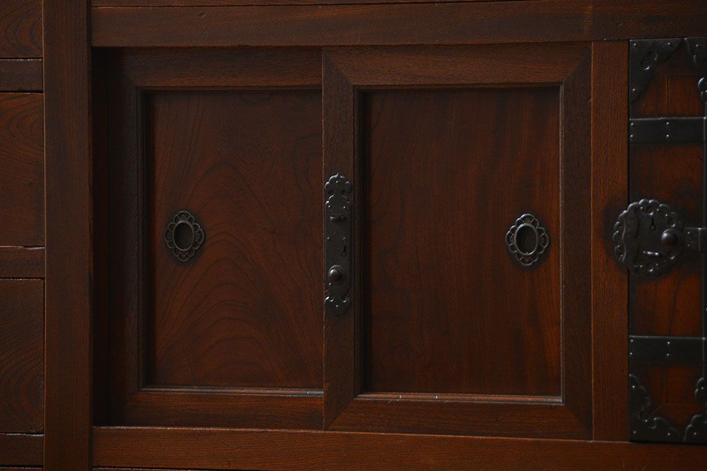 アンティーク家具　アンティーク 前面欅材の上質な時代箪笥サイドボード(帳場箪笥、水屋箪笥、収納箪笥)