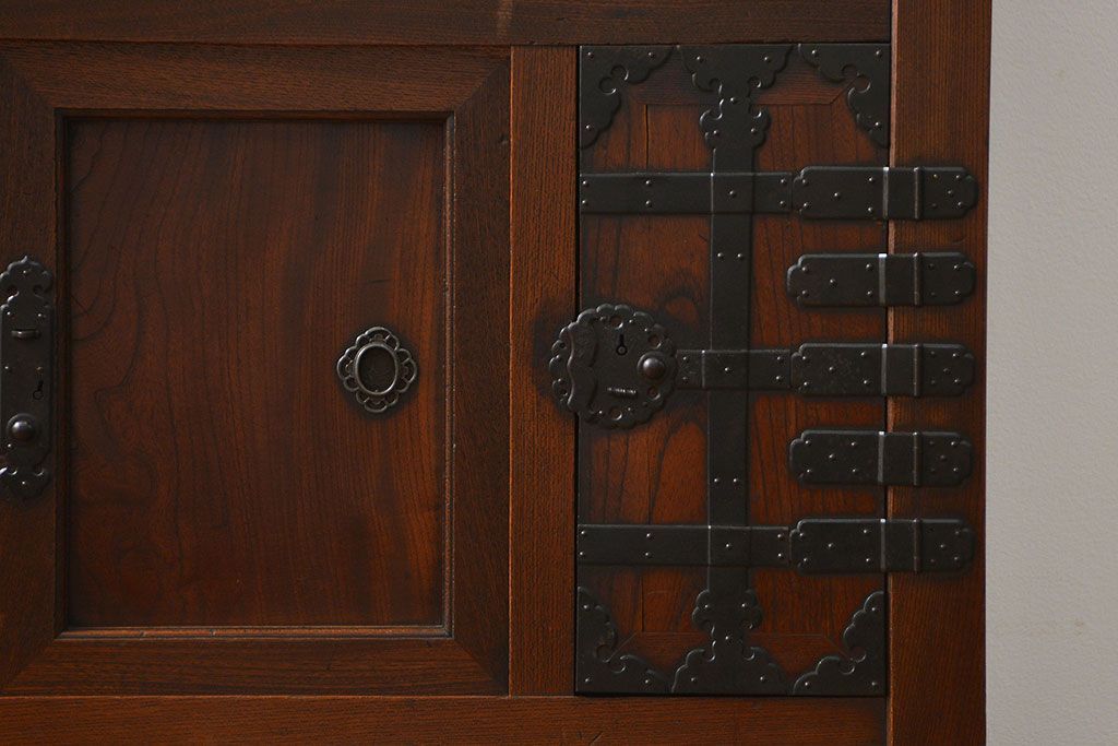 アンティーク家具　アンティーク 前面欅材の上質な時代箪笥サイドボード(帳場箪笥、水屋箪笥、収納箪笥)