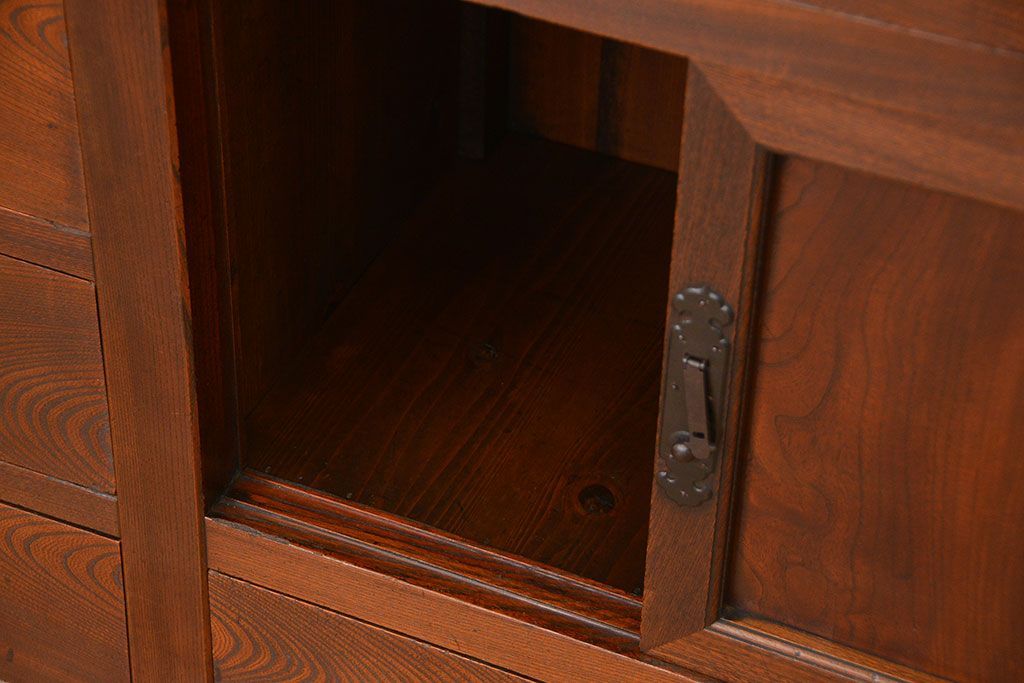 アンティーク家具　アンティーク 前面欅材の上質な時代箪笥サイドボード(帳場箪笥、水屋箪笥、収納箪笥)