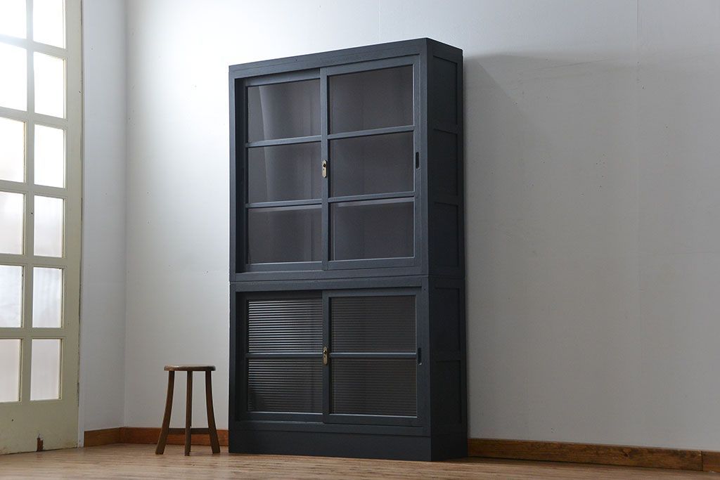 アンティーク家具　アンティーク モールガラスの背の高いペイント2段重ね収納棚(食器棚、飾り棚)