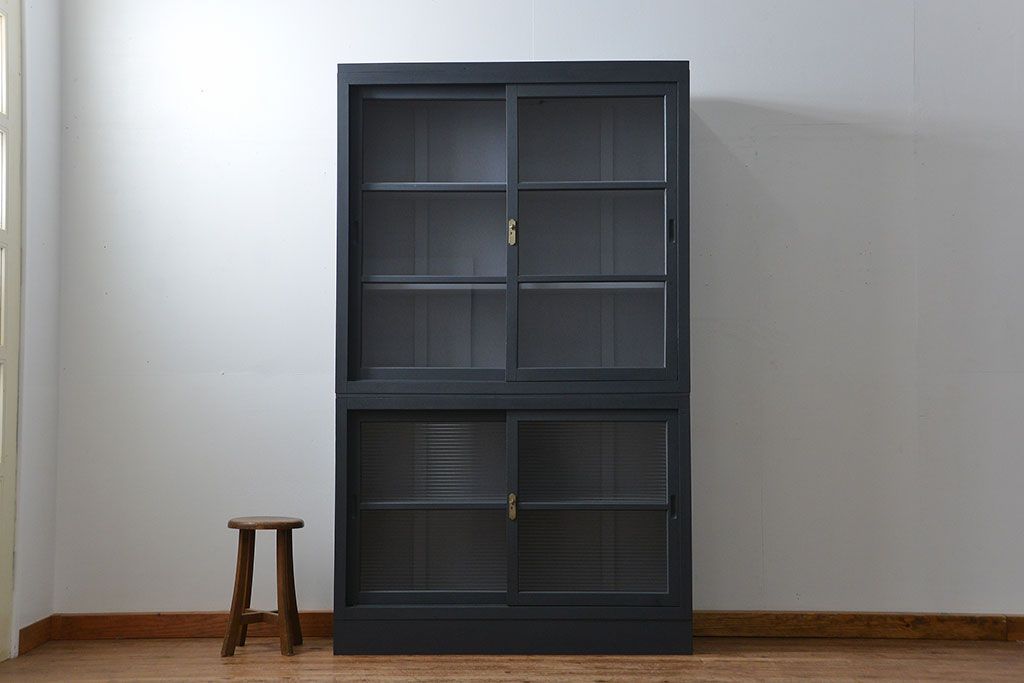 アンティーク家具　アンティーク モールガラスの背の高いペイント2段重ね収納棚(食器棚、飾り棚)