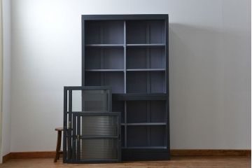 アンティーク家具　アンティーク モールガラスの背の高いペイント2段重ね収納棚(食器棚、飾り棚)