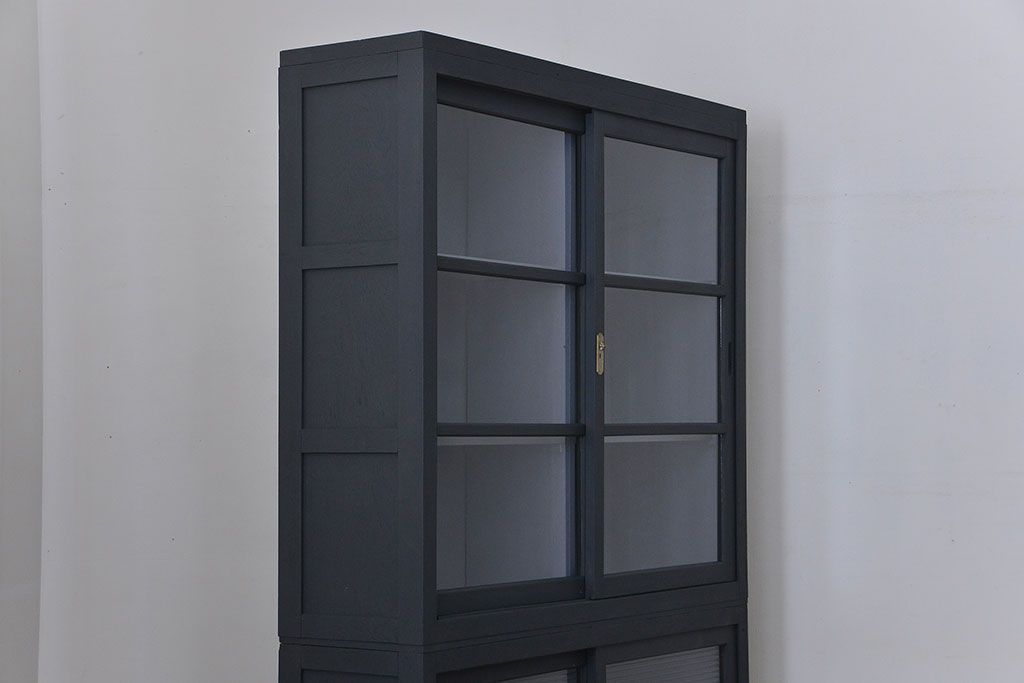 アンティーク家具　アンティーク モールガラスの背の高いペイント2段重ね収納棚(食器棚、飾り棚)