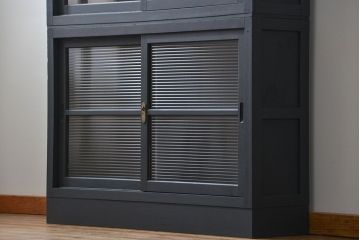 アンティーク家具　アンティーク モールガラスの背の高いペイント2段重ね収納棚(食器棚、飾り棚)