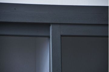 アンティーク家具　アンティーク モールガラスの背の高いペイント2段重ね収納棚(食器棚、飾り棚)