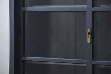 アンティーク家具　アンティーク モールガラスの背の高いペイント2段重ね収納棚(食器棚、飾り棚)