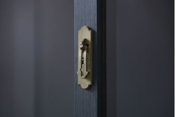 アンティーク家具　アンティーク モールガラスの背の高いペイント2段重ね収納棚(食器棚、飾り棚)