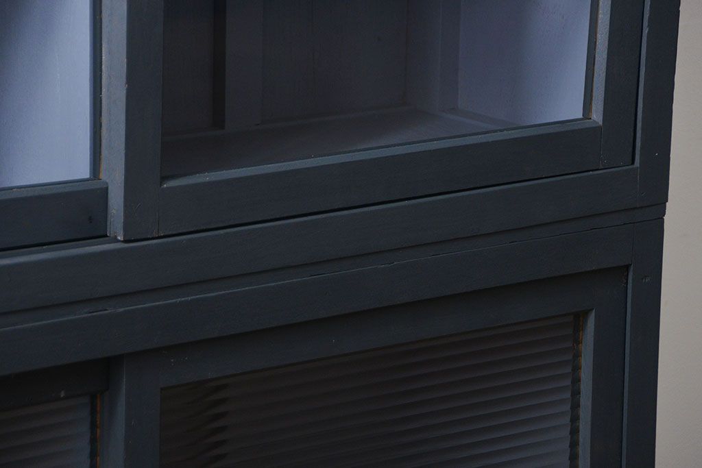 アンティーク家具　アンティーク モールガラスの背の高いペイント2段重ね収納棚(食器棚、飾り棚)