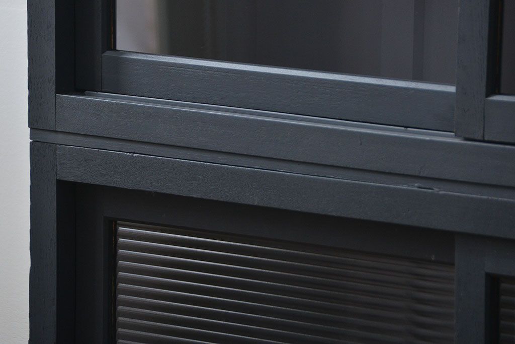 アンティーク家具　アンティーク モールガラスの背の高いペイント2段重ね収納棚(食器棚、飾り棚)