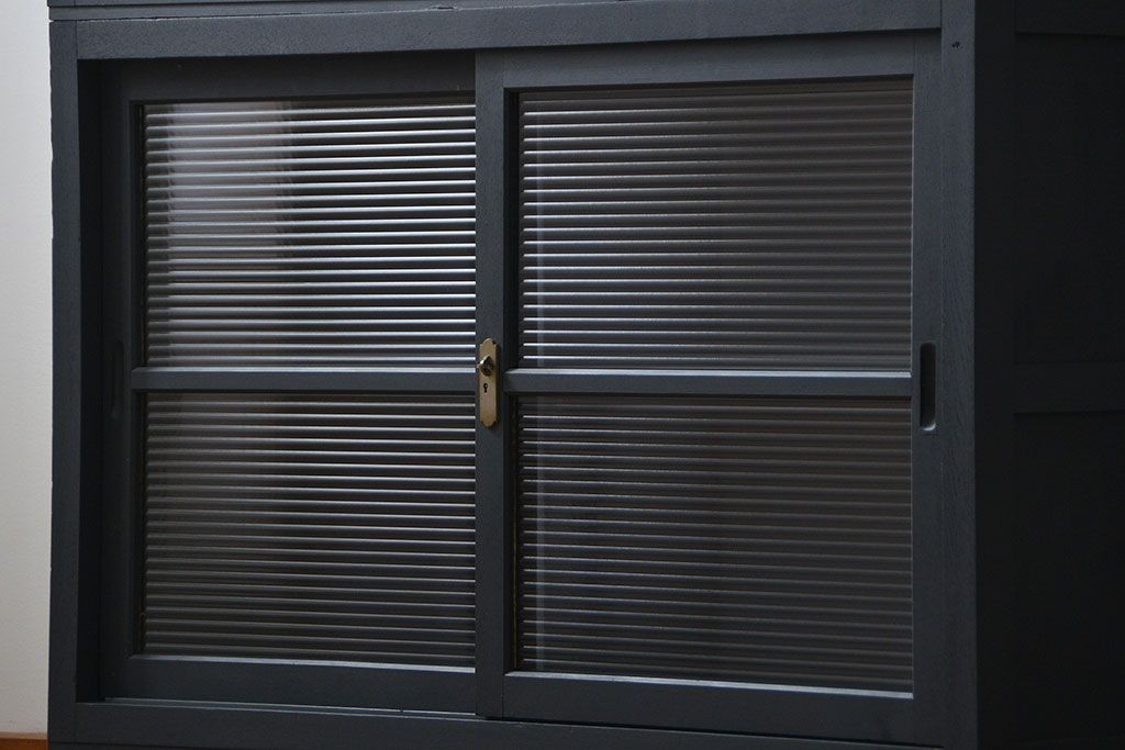 アンティーク家具　アンティーク モールガラスの背の高いペイント2段重ね収納棚(食器棚、飾り棚)