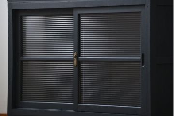 アンティーク家具　アンティーク モールガラスの背の高いペイント2段重ね収納棚(食器棚、飾り棚)