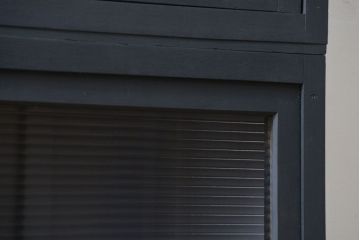 アンティーク家具　アンティーク モールガラスの背の高いペイント2段重ね収納棚(食器棚、飾り棚)