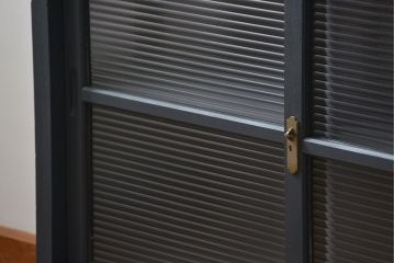 アンティーク家具　アンティーク モールガラスの背の高いペイント2段重ね収納棚(食器棚、飾り棚)