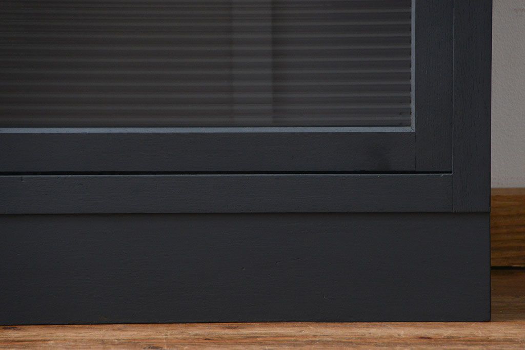 アンティーク家具　アンティーク モールガラスの背の高いペイント2段重ね収納棚(食器棚、飾り棚)